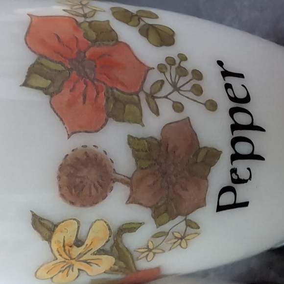 VGT, Mid-century Corelle Milk Glass Salt&Pepper Shakers,Meadow Pattern. - Picture 4 of 9